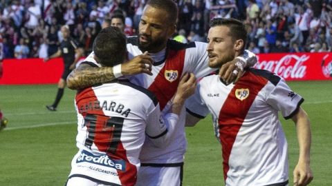 Los jugadores del Rayo Vallecano celebran el triunfo ante el Real Madrid.