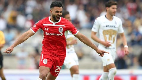 El jugador de Toluca Alexis Canelo celebra un gol ante Pumas pero no fue suficiente.