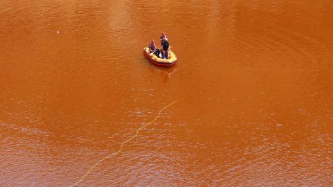 El cuerpo se hallaba en el fondo de un lago tóxico artificial.