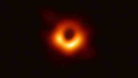La imagen de un agujero negro capturado por Event Horizon Telescope.