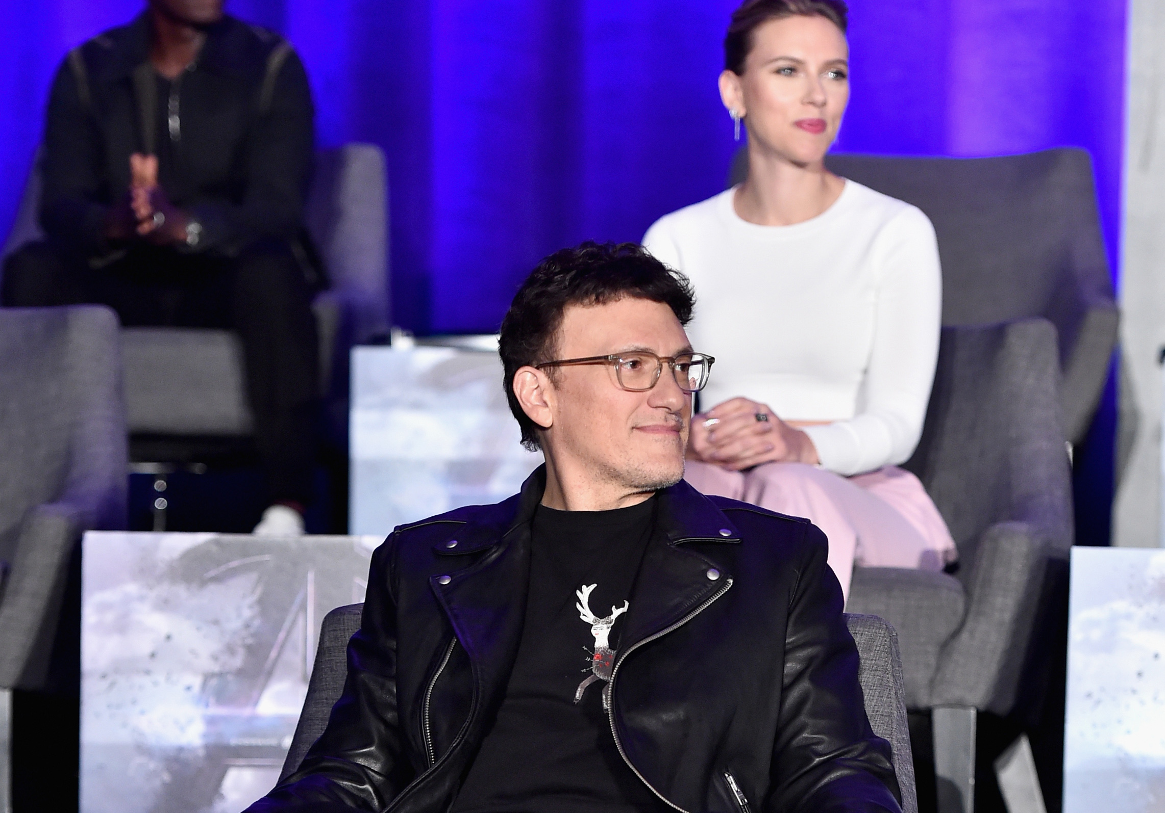 Anthony Russo con Scarlett Johansson detrás durante una rueda de prensa de "Avengers; Endgame".