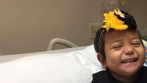 La pequeña Bella sonriendo en el hospital.