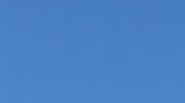 Flor Jiménez, viuda de Gelacio Reyes, junto a la defensora de los ciclistas Claudia Corcino y otros ciclistas