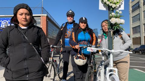 Flor Jiménez, viuda de Gelacio Reyes, junto a la defensora de los ciclistas Claudia Corcino y otros ciclistas