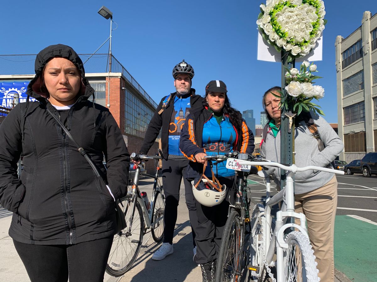 Flor Jiménez, viuda de Gelacio Reyes, junto a la defensora de los ciclistas Claudia Corcino y otros ciclistas