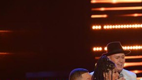 Luis Fonsi canta con su Team