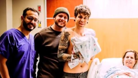 Cecile y toda su familia posando en el día del nacimiento de Uma.