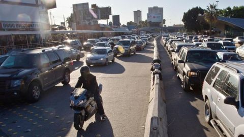 Los automóviles se concentran en largas filas antes de atravesar la frontera entre México y Estados Unidos. /CBP