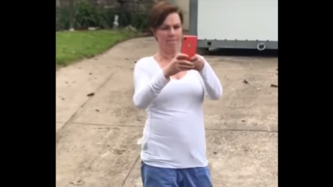 La mujer intentó grabar el altercado.