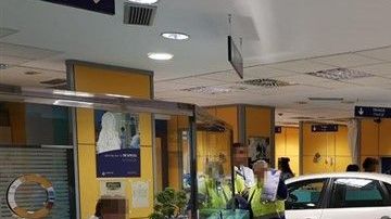 Estrella su auto en área de urgencias.