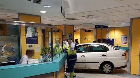 Estrella su auto en área de urgencias.