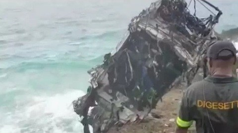 El auto al ser sacado del Mar Caribe