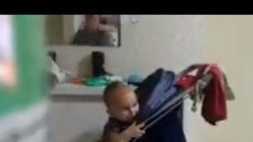 El bebé comienza a llorar al escuchar los disparos.