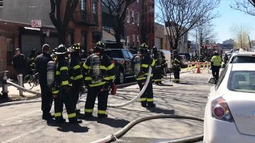Un fuerte olor a gas se reportó después de mediodía en esta área de Brooklyn