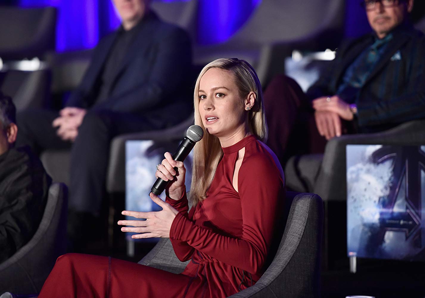 Brie Larson responde a una pregunta. Detrás, Robert Downey Jr. / Foto: Getty Images