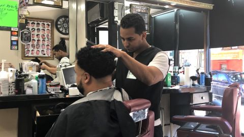 Carlos Ventura es el dueño del negocio La Magia Barbershop en Cypress Hills, Brookyn./A. B. N.