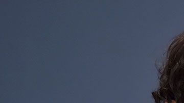 Aunque cobra muy poco, posee 16,000,000 de acciones de Twitter.