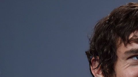 Aunque cobra muy poco, posee 16,000,000 de acciones de Twitter.