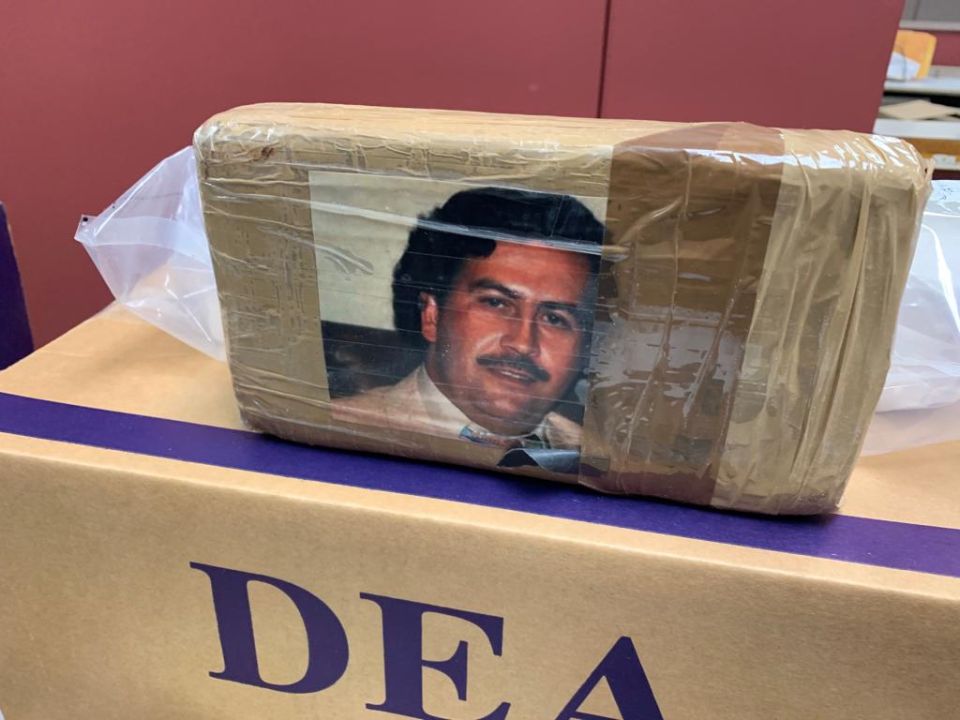 Incautan 77 libras de heroína etiquetada con fotos de