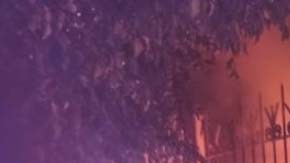 Unos de los autos incendiados en la colonia Residencial Victoria.