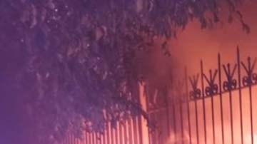 Unos de los autos incendiados en la colonia Residencial Victoria.