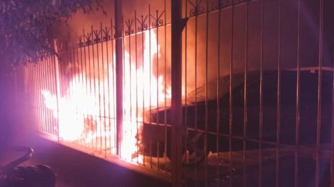 Unos de los autos incendiados en la colonia Residencial Victoria.