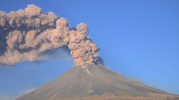 Elevan alerta tras erupciones del volcán Popocatépetl.
