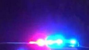 La policía y la camioneta de los sospechoso.