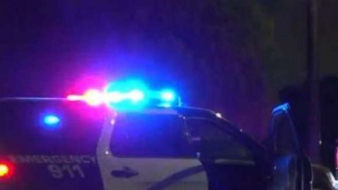 La policía y la camioneta de los sospechoso.