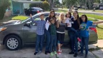 Niños huérfanos reciben un auto nuevo comprado por los vecinos y el Sheriff.