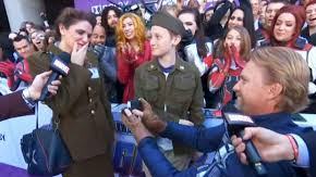 Pareja se compromete en el estreno de Avengers.