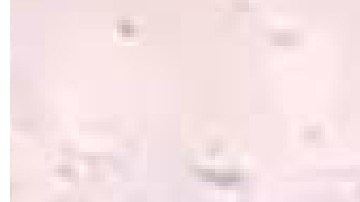 A la víctima se le ve sentada con los ojos vendados.