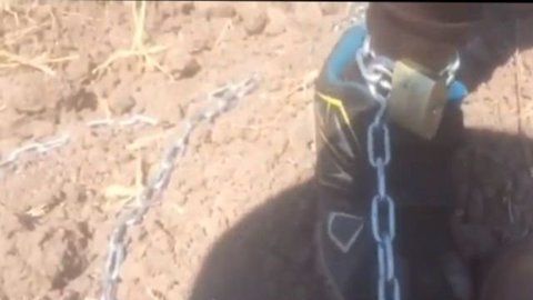 El menor era encadenado en el patio de su casa.