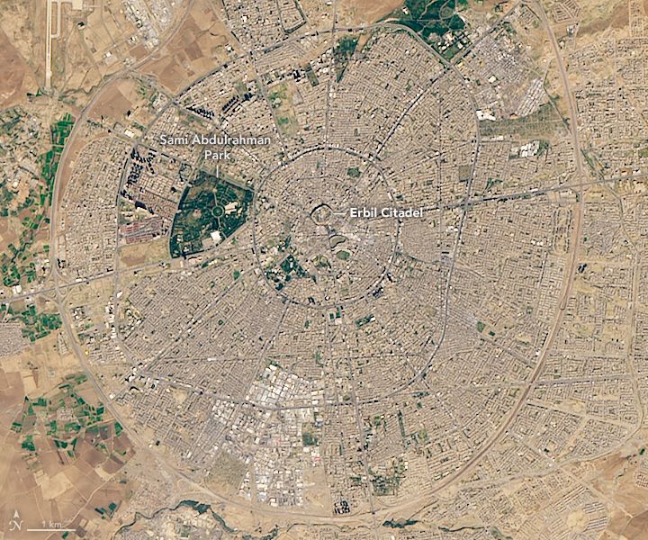 La Ciudadela Erbil aparece en el centro de lo que parece una rueda de carreta.