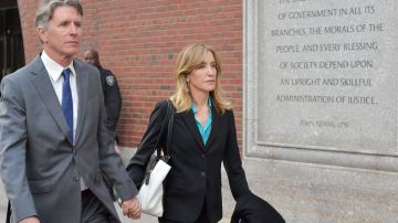 Felicity Huffman sale del Palacio de Justicia, John Joseph Moakley, después de comparecer ante el Tribunal Federal para responder a los cargos derivados del escándalo de admisión a la universidad el 3 de abril de 2019 en Boston, Massachusetts.