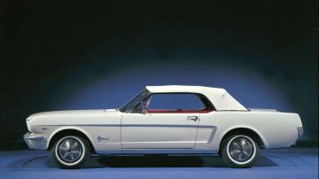 En portada: Ford Mustang 1964. El Mustang que se restauró por la pareja aparece abajo