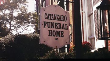 Portada de "Funeraria en Brooklyn busca muerto" de Txemi Parra.