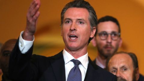 El gobernador de California, Gavin Newsom regresó al Estado Dorado tras 72 horas de su visita oficial a El Salvador.