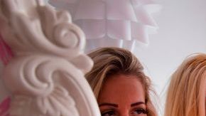 Madre e hija se maquillan, luciendo sus operaciones de estética.