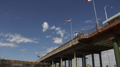 El campamento se encuentra debajo del puente que une Ciudad Juárez (México) y El Paso (Texas).