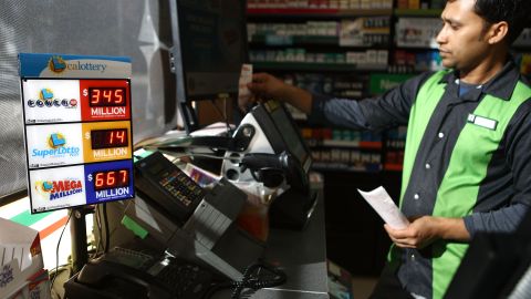 Un cajero vende boletos de lotería en Los Ángeles, California.