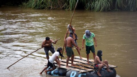 Inmigrantes de Honduras cruzan el río Suchiate en la frontera con México.