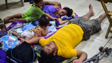 Una familia migrante de Honduras descansa en un albergue en Ciudad Hidalgo, Chiapas. EFE