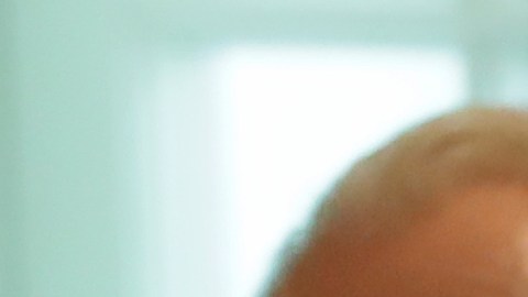 El asesor Don McGahn indicó que el presidente toma decisiones rápido y, a veces, con información errónea.