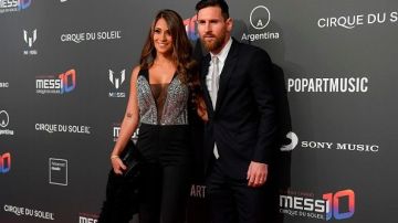 Barcelona's Argentinian forward Lionel Messi and his wife Antonella Roccuzzo pose on the red carpet during a photocall for Cirque du Soleil's latest show "Messi 10" inspired by the Argentinian football star in Barcelona on January 31, 2019. (Photo by LLUIS GENE / AFP)        (Photo credit should read LLUIS GENE/AFP/Getty Images)