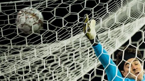 El portero mexicano del Standard de Lieja Guillermo Ochoa no pudo evitar la derrota contra el Brujas.