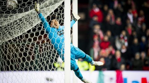 El portero mexicano del Standard de Lieja Guillermo Ochoa no pudo evitar la derrota contra el Brujas.