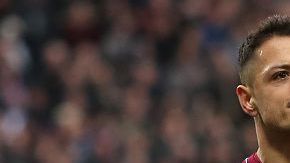 Javier "Chicharito" Hernández fue aclamado de pie por la afición del Manchester United en Old Trafford