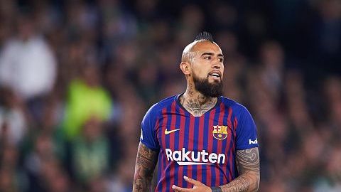 Arturo Vidal se desempeña actualmente como delantero del Barcelona