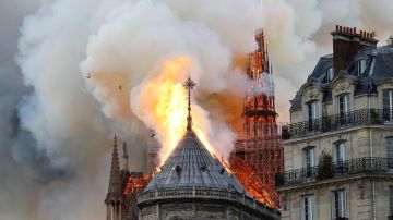 El humo y las llamas se elevan durante un incendio en la histórica catedral de Notre-Dame, en el centro de París, el 15 de abril de 2019, lo que podría implicar trabajos de renovación que se están llevando a cabo en el sitio, dijo el servicio de bomberos.
